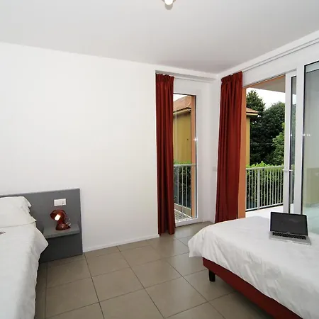 Διαμέρισμα Sleeps 4 Pool Air Con T421367 *